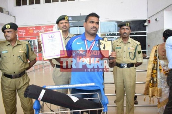 TSR jawan breaks own record : 51 wood apples breaks in 2.50 minutes with forehead